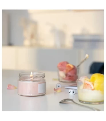 شمع معطر با ظرف شیشه ای درب دار ایکیا مدل ADELSYREN با رایحه گریپ فروت و گل رز 20 ساعتی