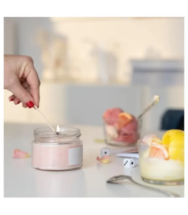 شمع معطر با ظرف شیشه ای درب دار ایکیا مدل ADELSYREN با رایحه گریپ فروت و گل رز 20 ساعتی